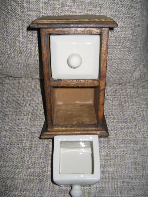 Dřevěá skříňka s porcelánovými šuplíčky