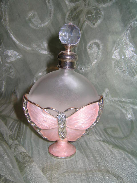 Flakon na parfém s růžovým motýlem
