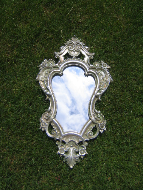 Zrcadlo ve stříbrném rámu
