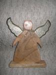 Baculatý anděl s tepanými křídly